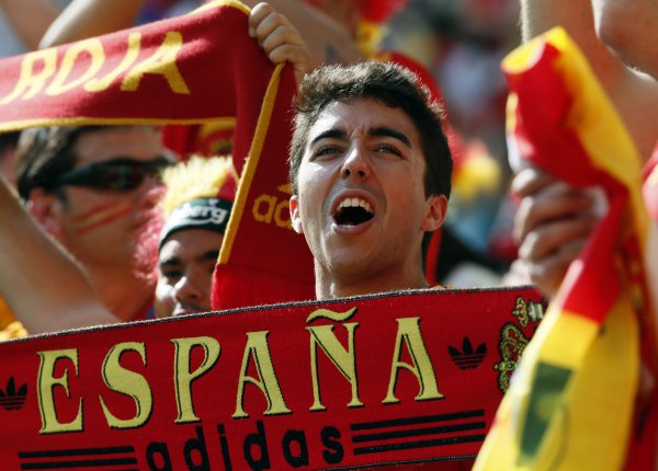 На матче Испания - Украина болельщики обеих команд спели знаменитую песню о Путине