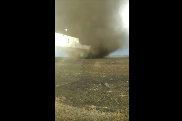 ​На Кировоградщине огромный смерч пронесся по полю и попал на камеру фермера: "Блин, идет сюда, нужно бежать"
