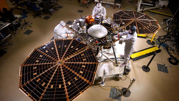 NASA протестировало нового робота InSight для полета на Марс - кадры