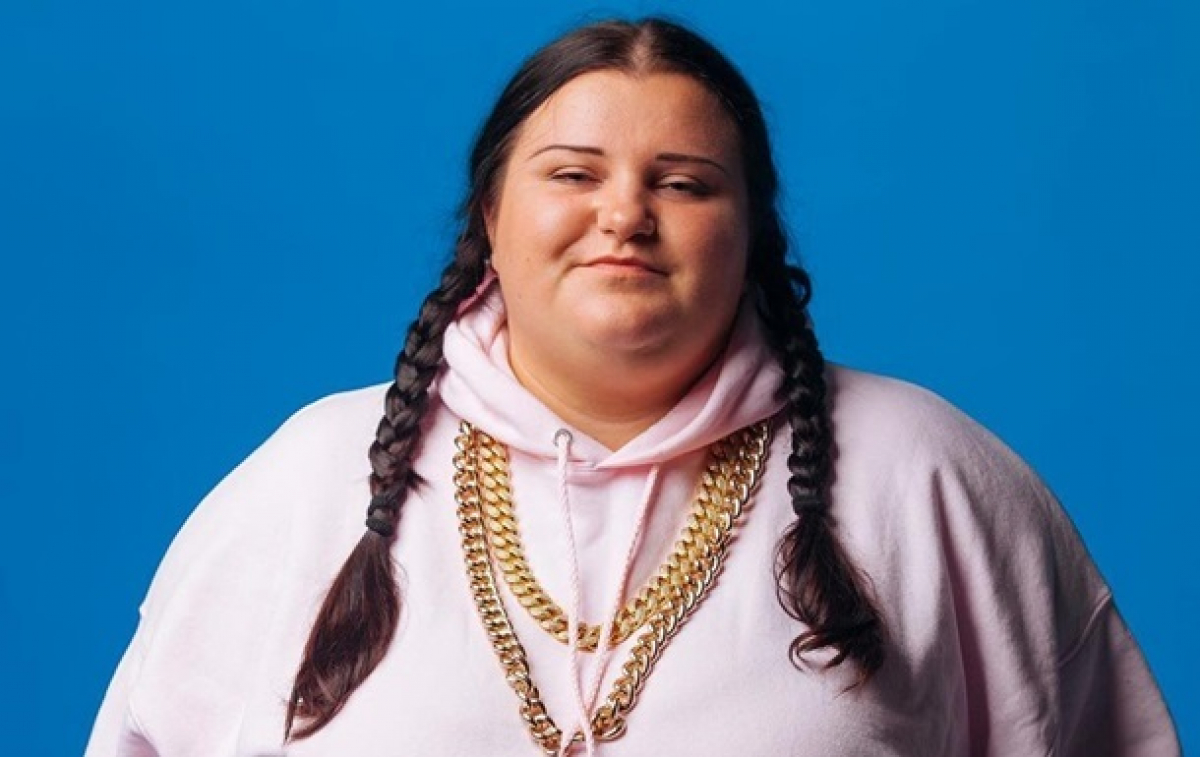 "Просто чумова", - рэп-исполнительница Alyona Alyona в купальнике похвасталась растяжкой 
