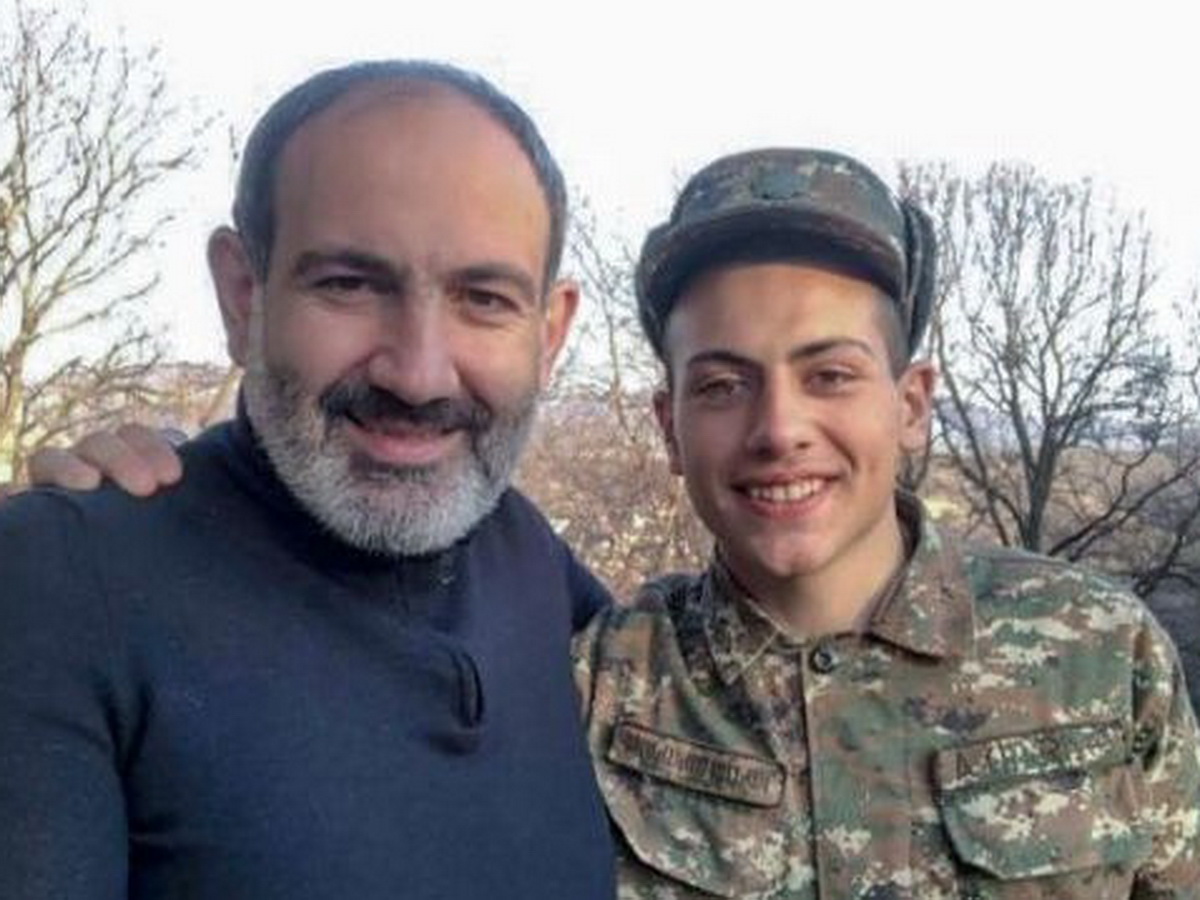 Сын премьера Армении Пашиняна ушел в армию на фоне конфликта в Нагорном Карабахе