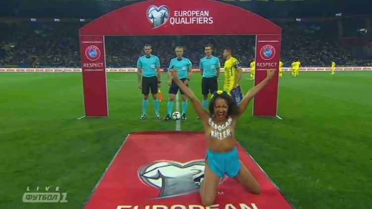 "Эрдоган – Убийца!" Голая активистка Femen засветилась на матче Украина-Турция