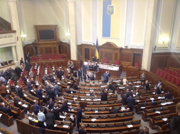 Гройсман открыл заседание Рады. Депутаты блокируют трибуну