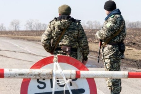 Госпогранслужба: в Донбассе обстреляли блокпосты, ранен пограничник