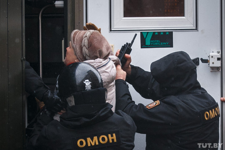 В Минске протестующие подобрались к зданию КГБ – милиция помешала им провести акцию солидарности с задержанными 
