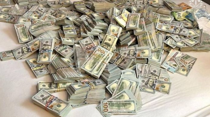 Покупатели российского оружия вышли из тени из-за санкций, завалив Москву тоннами долларов