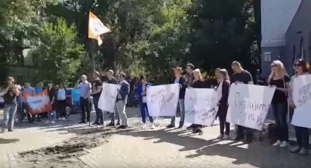 "Позор Медведчуку! Нет телемосту!" - кадры митинга партии "Голос" под телеканалом Newsone
