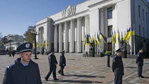 В Киеве под Радой активисты требуют вынести программу Кабмина на общественное обсуждение