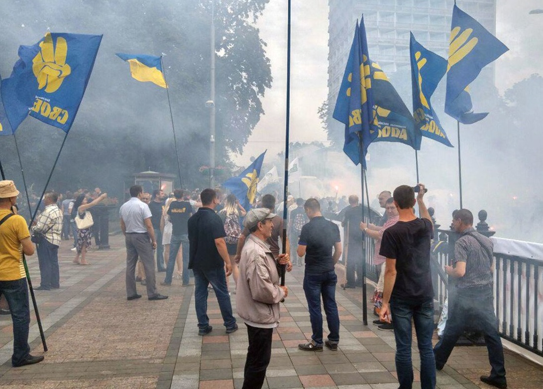 В Киеве "Азов" и "Свобода" требуют забрать неприкосновенность у народных избранников - опубликованы кадры