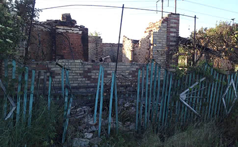 Опубликованы кадры масштабных разрушений в поселке Южный на Донетчине после обстрела боевиков 