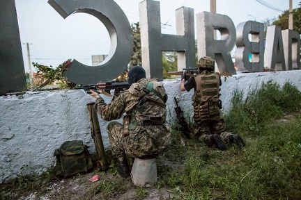 В Донецке снаряд снова попал в школу и несколько частных домов