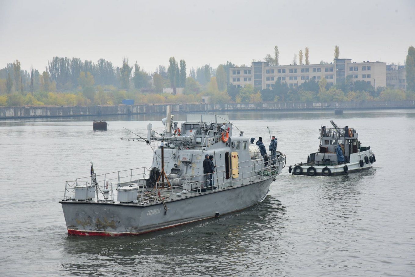 На Николаевский судостроительный завод зашел артиллерийский катер Р170 "Скадовск" ВМС Украины