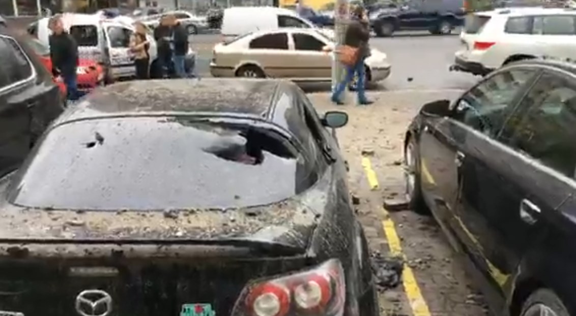 Огромные камни полетели прямо на машины: в Киеве мощный фонтан из холодной воды "взорвал" асфальт и затопил целую парковку - кадры