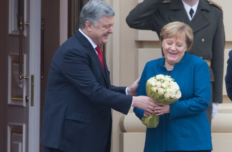​"Лед тронулся", - эксперт Волох впечатлен символическим жестом Порошенко на встрече с Меркель