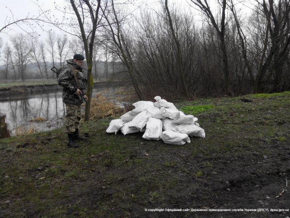 На берегу Ворсклы в мешках обнаружено полтонны сала