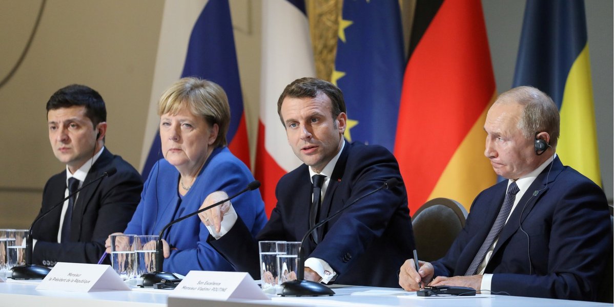 Странная поза Меркель на саммите "Нормандской четверки" в Париже поразила Сеть: фото