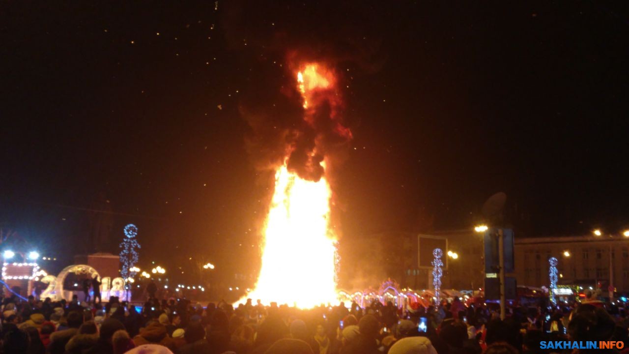 Елочка, гори! В российском Южно-Сахалинске в новогоднюю ночь случайно сожгли елку на главной площади города - кадры