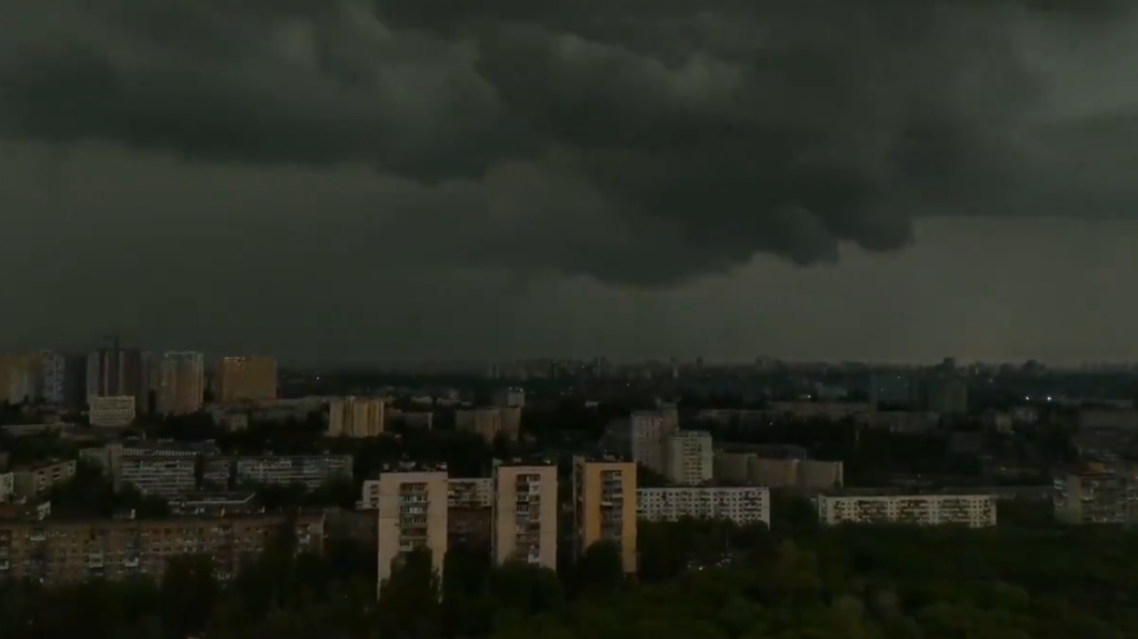 Киев залило мощным ливнем: "Армагеддон настоящий, лужи огромные, еле домой попали", - кадры