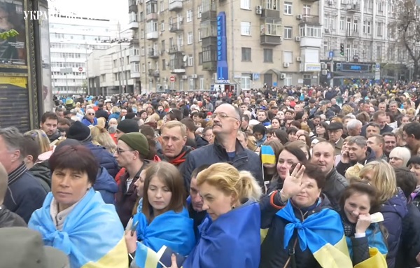 Дебаты Порошенко и Зеленского на НСК "Олимпийском": под стадионом гигантские очереди – кадры