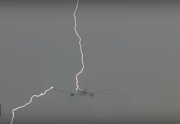 Как в фильме ужасов: в самолет с пассажирами попала молния, но в Сети заметили еще одну неожиданную деталь - кадры