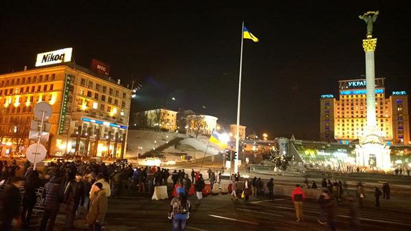 В Киеве опять неспокойно: неизвестные люди в балаклавах вышли на Крещатик