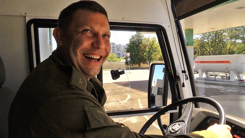 "Захарченко, может тебе должность сменить?": в соцсетях подняли на смех главаря "ДНР" за рулем донецкого "чудо-автобуса" - кадры 