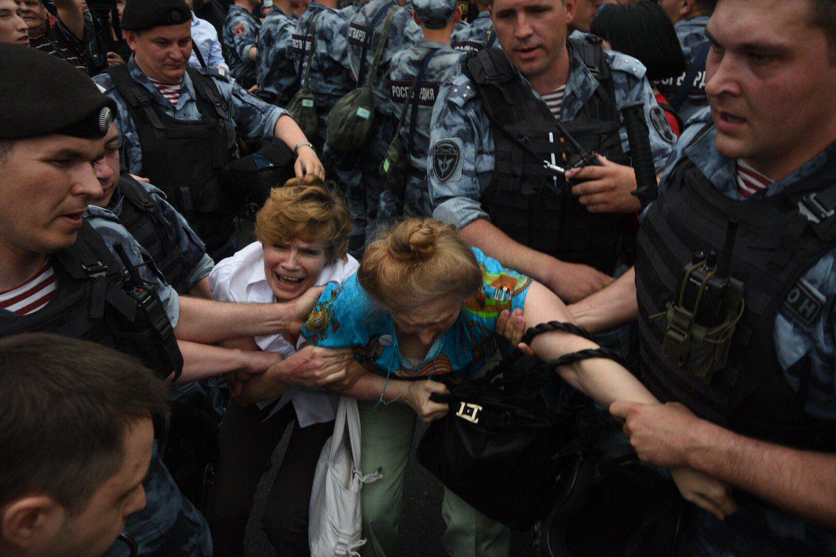 Массовые избиения, аресты и разгон поливальными машинами: как в Москве проходит марш в поддержку Голунова - кадры