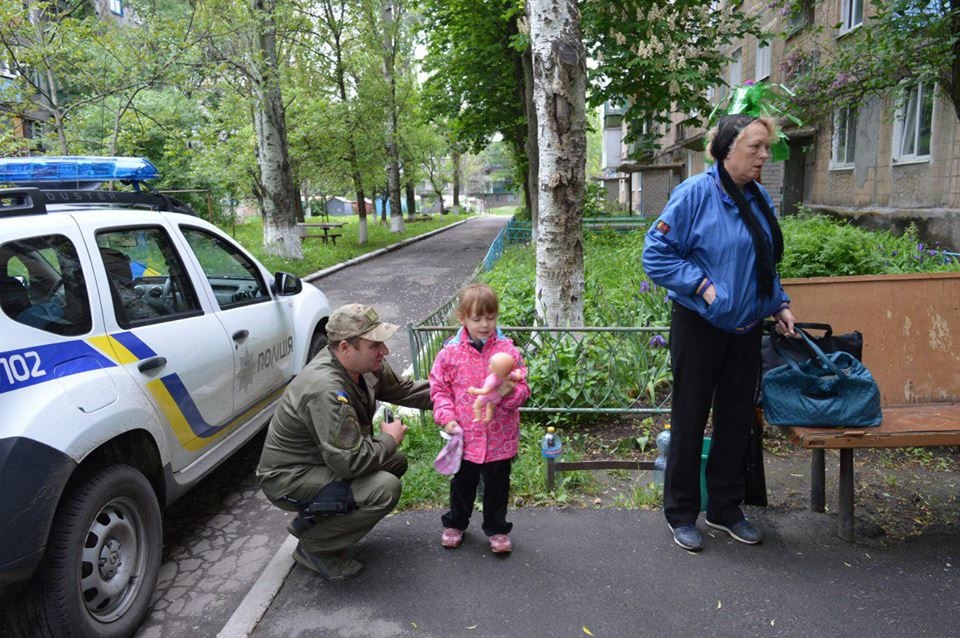 Когда слова излишни: Аброськин показал новые фотографии детей, на глазах которых погибли их родители при обстреле пророссийскими боевиками Авдеевки (фото, видео)