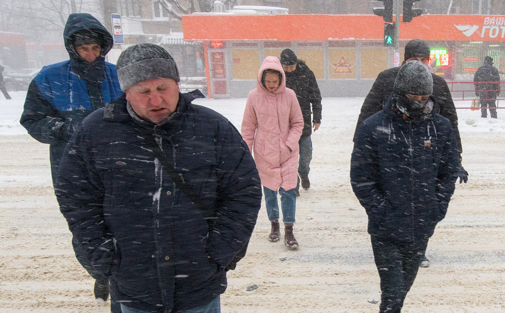 Одесситы утопают в сугробах по колено: город замер в ожидании "снежного апокалипсиса", а таксисты уже возят по двойному тарифу - кадры