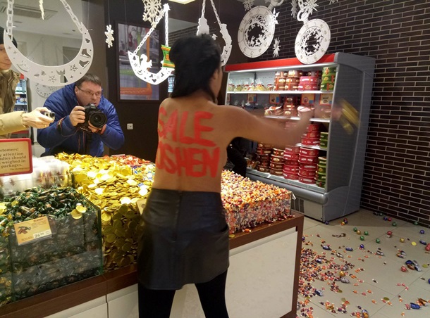 “Черная пятница” лично пришла к Roshen: активистка Femen устроила погром в магазине сладостей в центре Киева – кадры