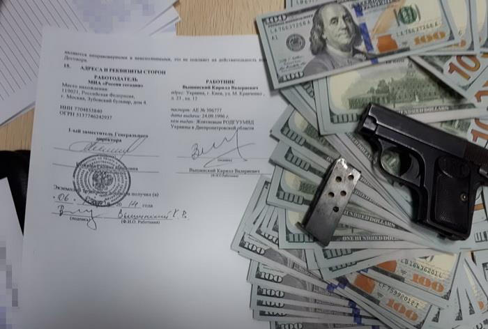 Пистолет, сотни тысяч долларов и договор с РФ: СБУ обнаружила банковскую ячейку Вышинского
