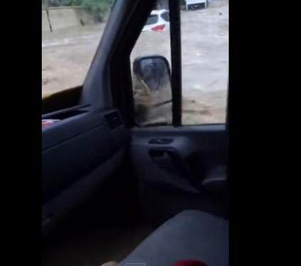 Видео из тонущего автобуса с пассажирами в Адлере