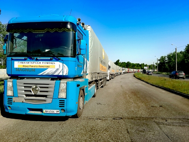 Очередной гуманитарный конвой от Фонда Ахметова едет в Донецк