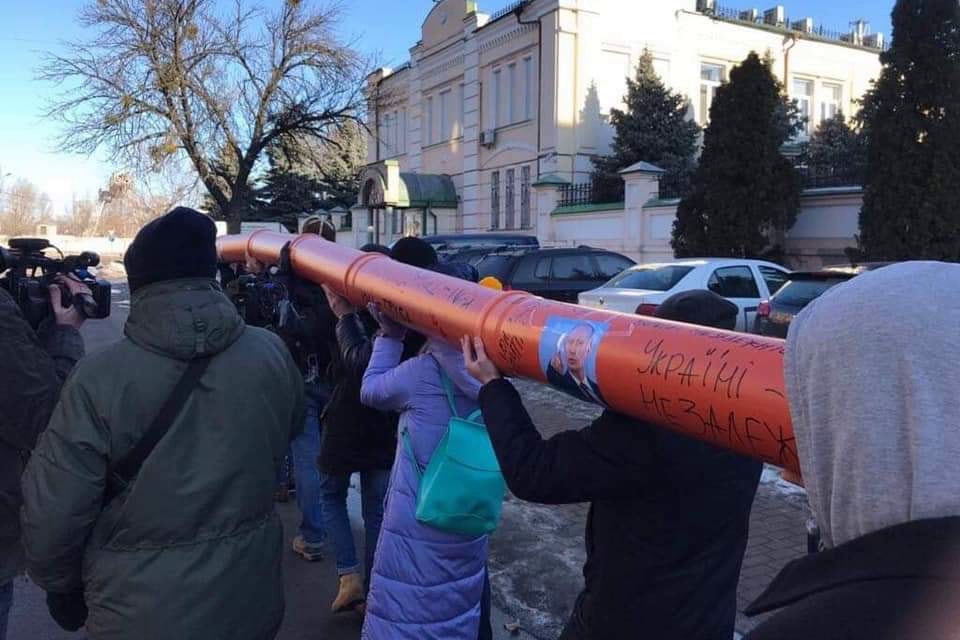 ​"Помним", - к офису Тимошенко принесли "газовую трубу Путина" к 10-й годовщине подписания кабального контракта