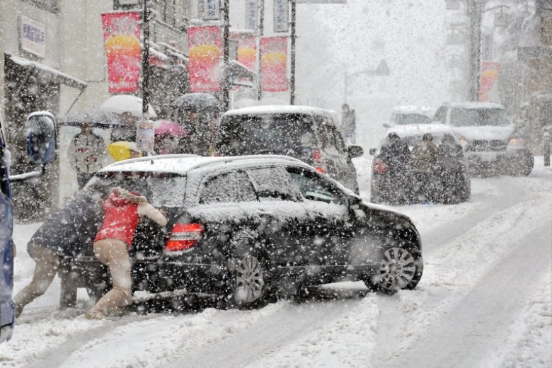 Киевляне паникуют из-за мощного снегопада: "А мы домой хоть попадем или будем прямо на работе ночевать?" - кадры