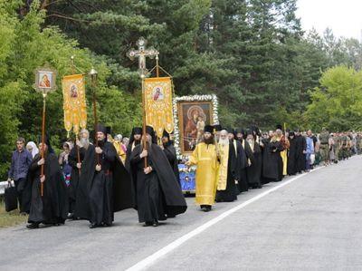 Попы Московского патриархата, поддержавшие боевиков на Донбассе, начали крестный поход на Киев