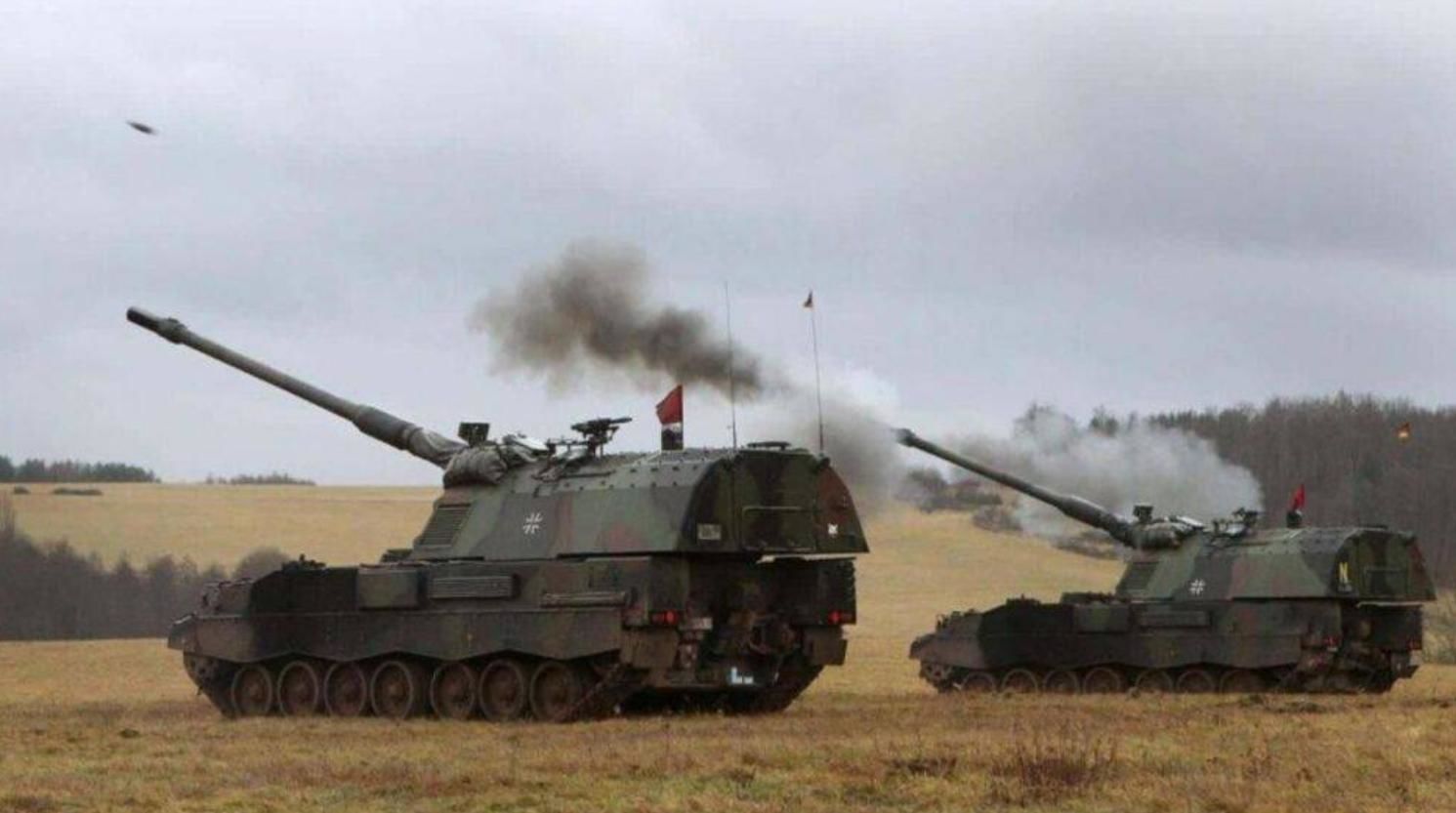 Немецкие гаубицы PzH 2000 уже работают на Донбассе: СМИ показали фото послания оккупантам на корпусе САУ 