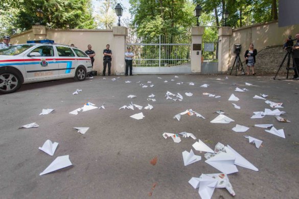 В Люксембурге украинская диаспора забросала посольство РФ бумажными самолетиками