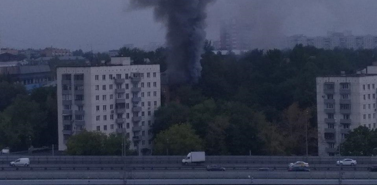 На западе Москвы загорелся жилой дом – есть пострадавшие