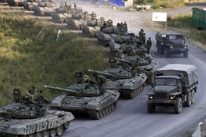 Россия срочно перебрасывает под Горловку бронетехнику и солдат - соцсети напуганы количеством оружия