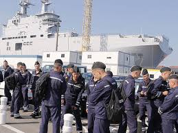 Российские моряки поднялись на борт "Владивостока"