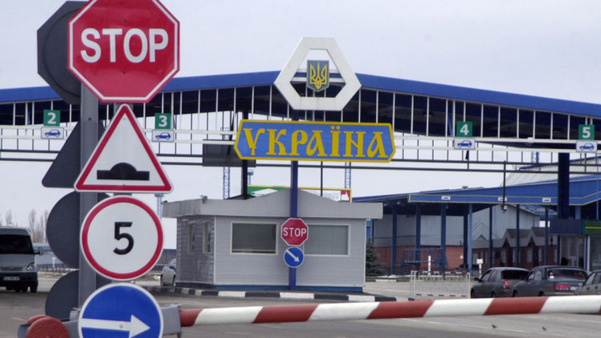 Украина "закрывается" на две недели на карантин: через 48 часов въезд будет запрещен  