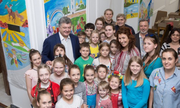 "Не влюбиться в Украину будет невозможно", - дети воинов АТО и дети-переселенцы украсили Администрацию Президента своими рисунками (кадры)