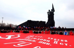 В Донецке сегодня развернут 200-метровую копию флага Победы, поднятого над Рейхстагом