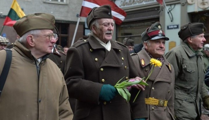 Латвия уравняла в правах советских ветеранов и добровольцев, воевавших за независимость государства