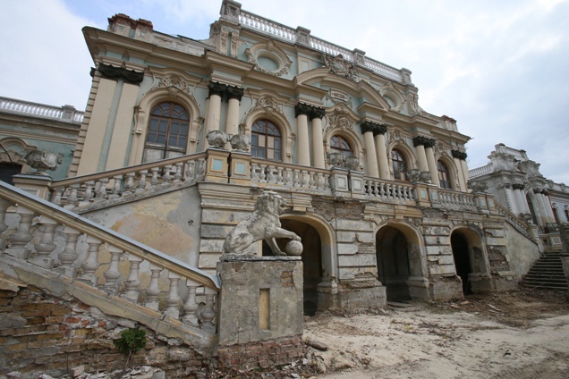 Из-за остановки реставрации может разрушиться Мариинский дворец в Киеве