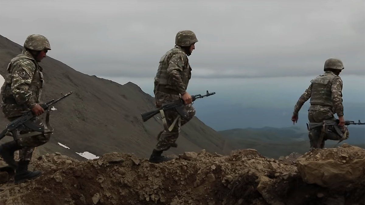 Группа военных РФ движется к армяно-азербайджанской границе в Карабахе: СМИ узнали цель