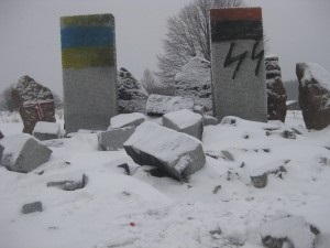 Во Львовской области вандалы осквернили памятник погибшим полякам