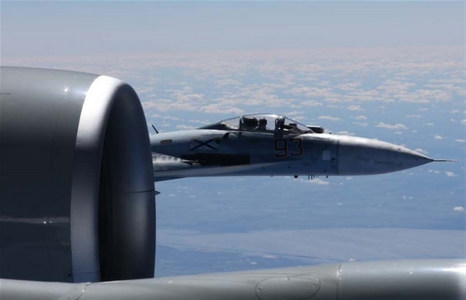 ​Американцы показали, как россияне на Су-27 коряво и непрофессионально попытались перехватить самолет-разведчик ВВС США RC-135U – кадры