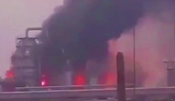 В России горит нефтеперерабатывающий завод - 80 сотрудников МЧС пытаются потушить пожар